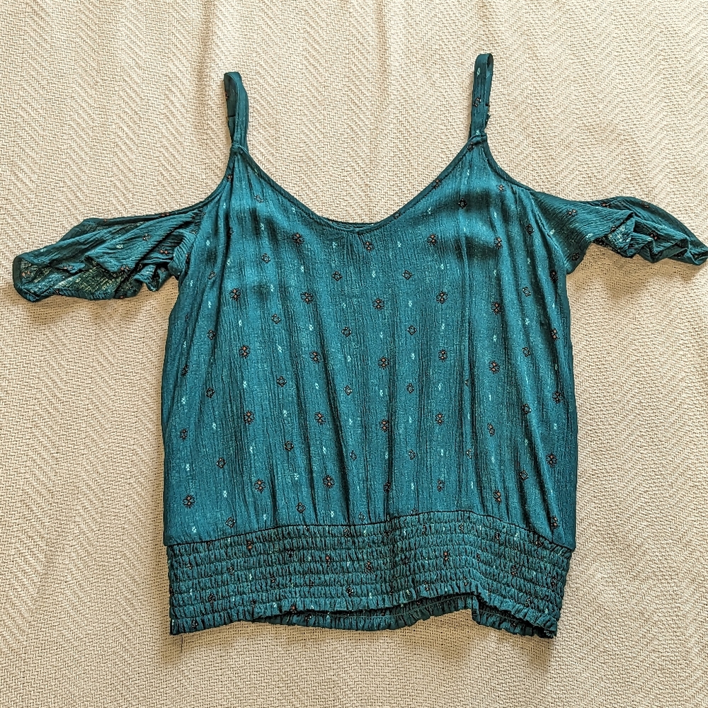 *Like New* Maurices Cold Shoulder Top